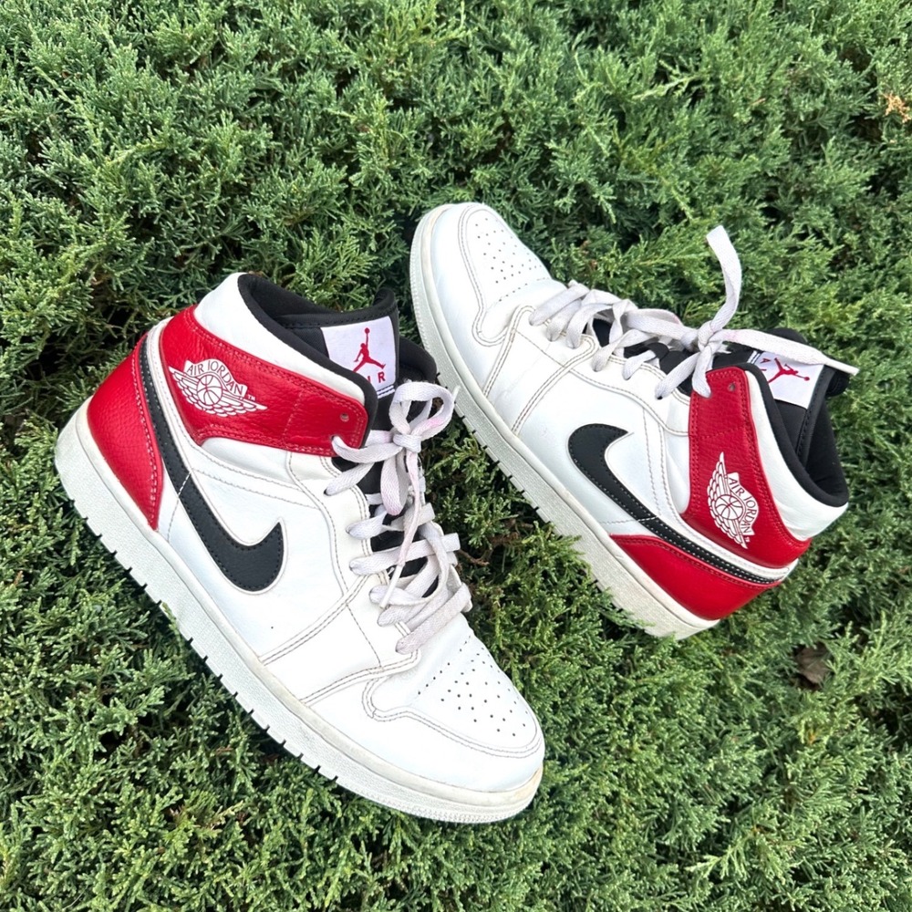 Nike Air‎ Jordan 1 Mid Chicago Athletic Shoes Men's Size 9 White Black Gym Red